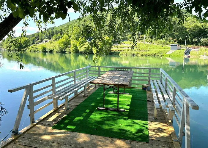 Riverside Resort Una